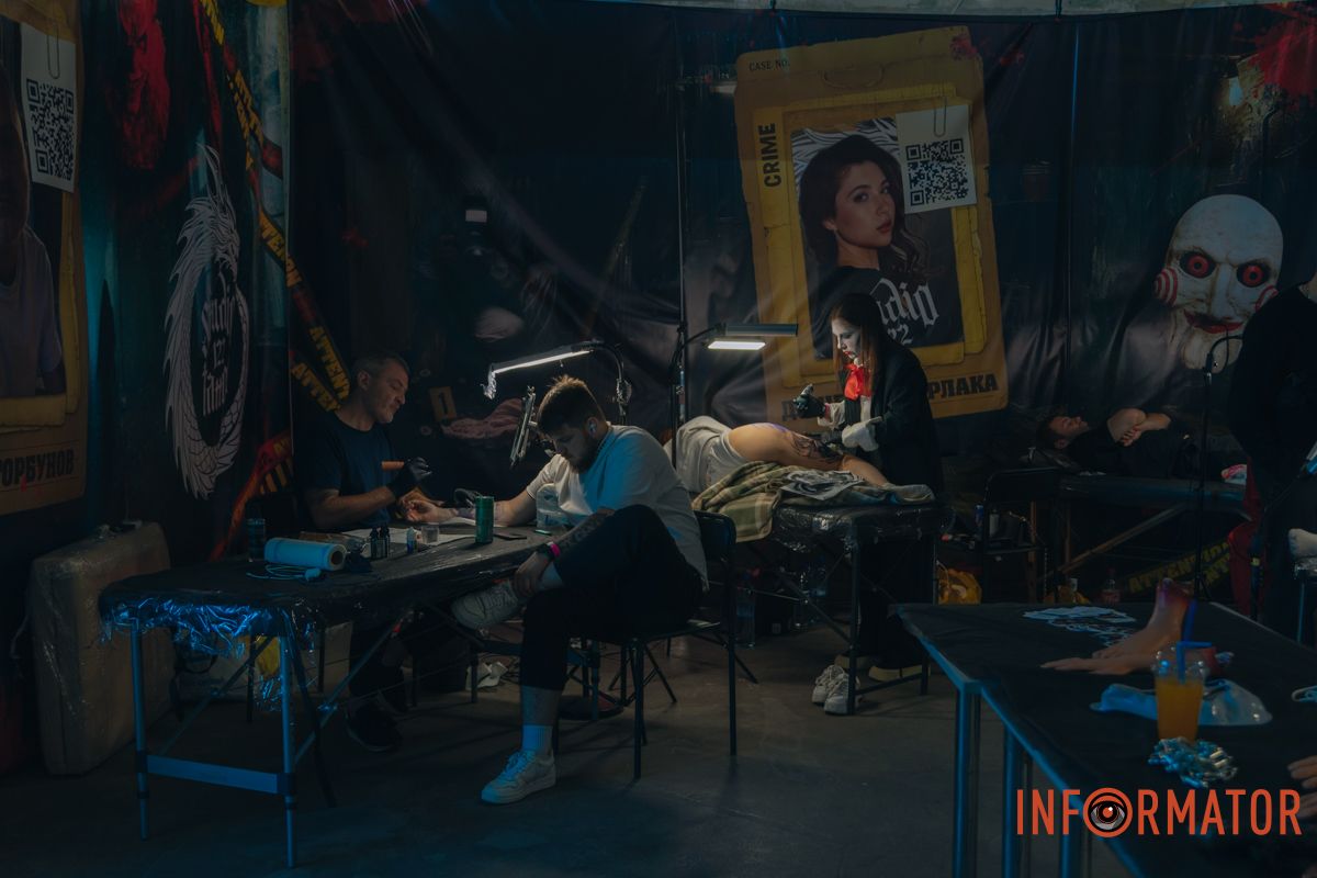 Реквизиты были в разрушенной многоэтажке: в Днепре мастер из Николаева принимает участие в фестивале Tattoo Convention 61