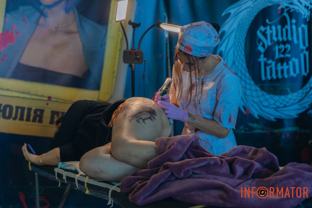 Реквизиты были в разрушенной многоэтажке: в Днепре мастер из Николаева принимает участие в фестивале Tattoo Convention 62