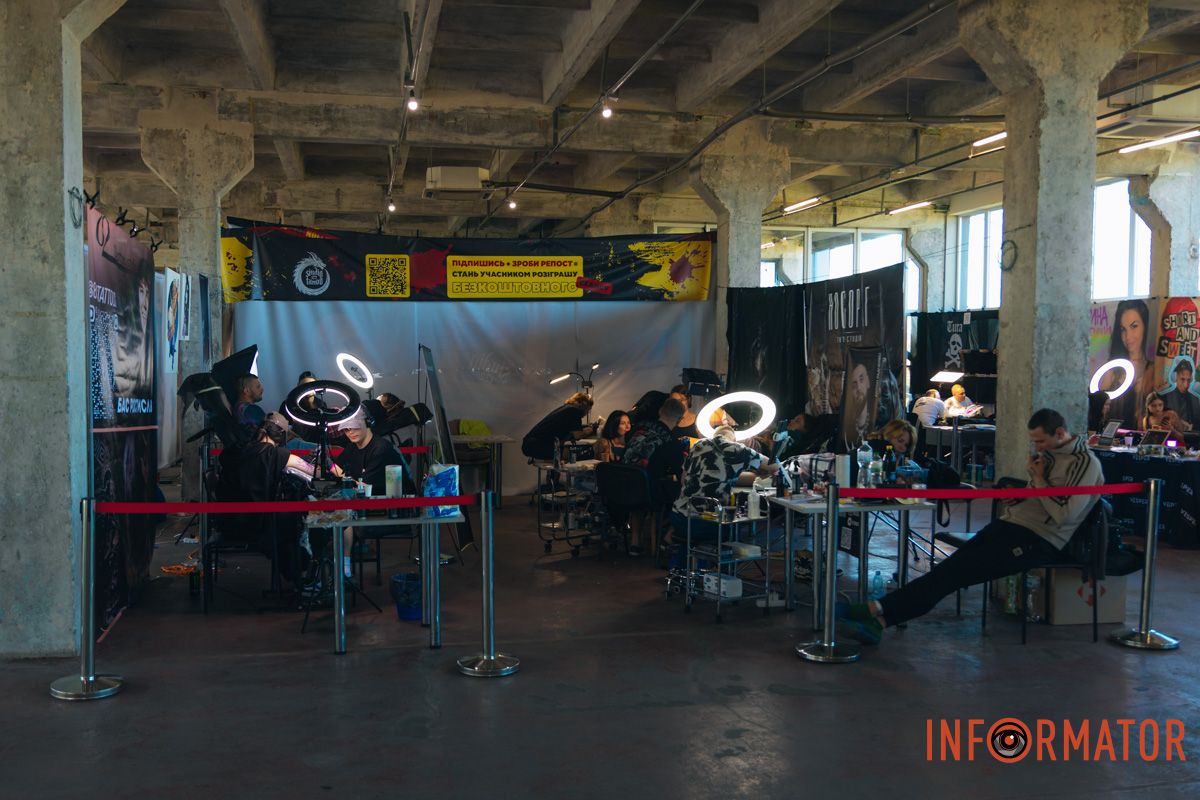 Реквизиты были в разрушенной многоэтажке: в Днепре мастер из Николаева принимает участие в фестивале Tattoo Convention 58