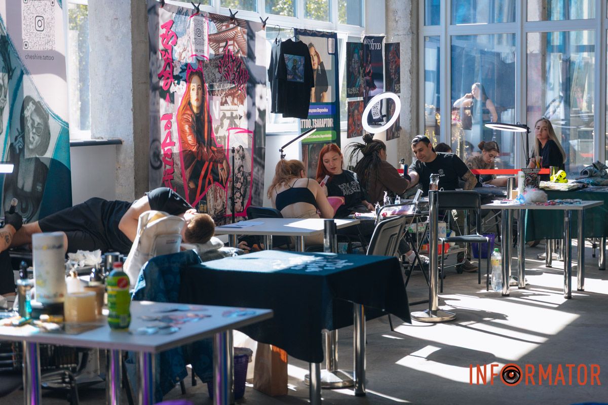 Реквизиты были в разрушенной многоэтажке: в Днепре мастер из Николаева принимает участие в фестивале Tattoo Convention 57