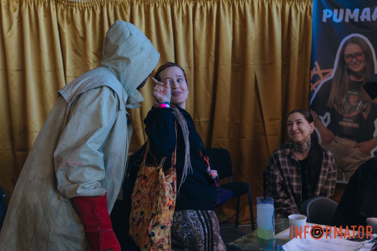 Реквизиты были в разрушенной многоэтажке: в Днепре мастер из Николаева принимает участие в фестивале Tattoo Convention 56