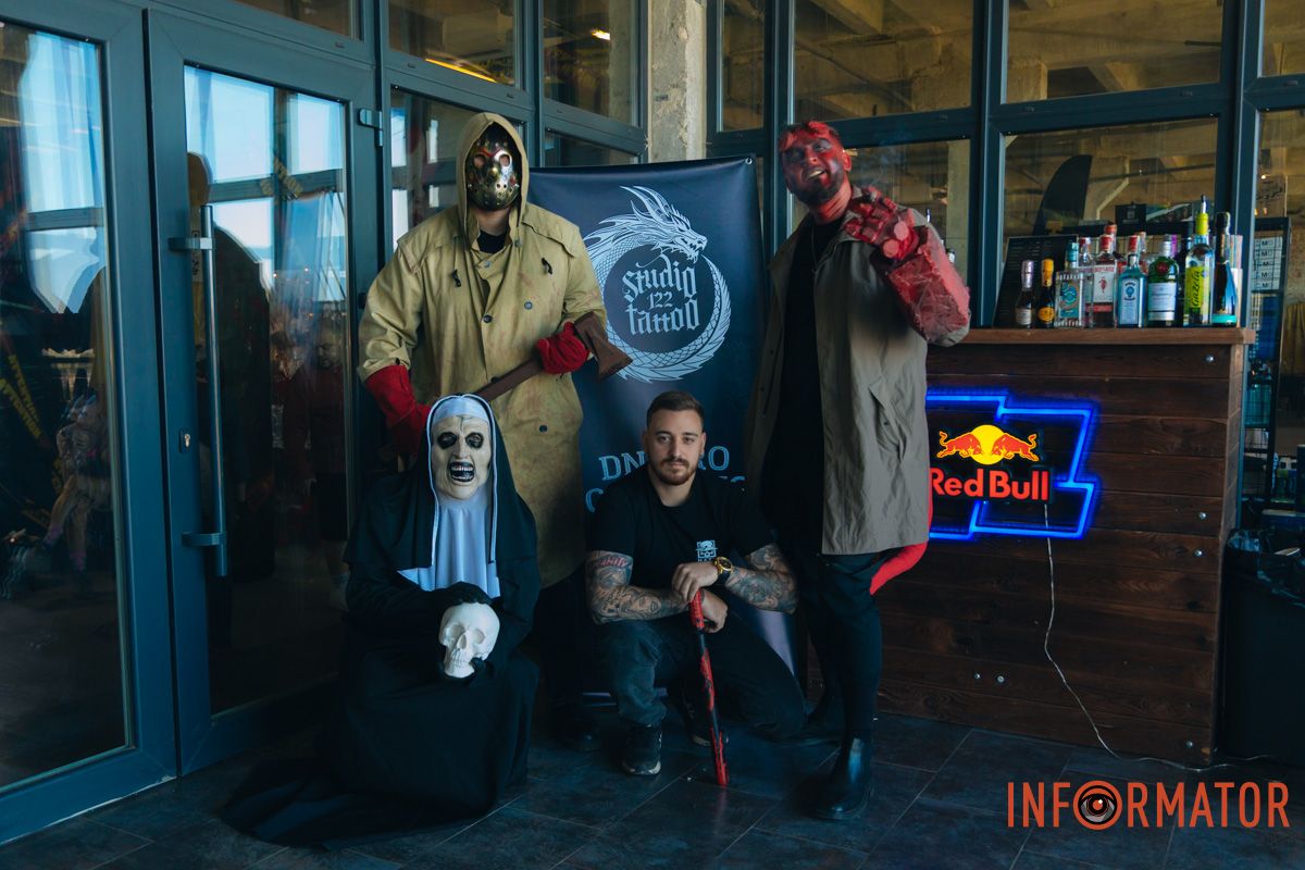 Реквизиты были в разрушенной многоэтажке: в Днепре мастер из Николаева принимает участие в фестивале Tattoo Convention 48