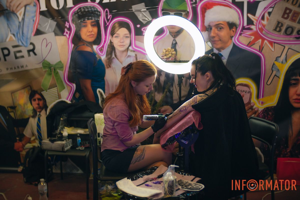 Реквизиты были в разрушенной многоэтажке: в Днепре мастер из Николаева принимает участие в фестивале Tattoo Convention 42