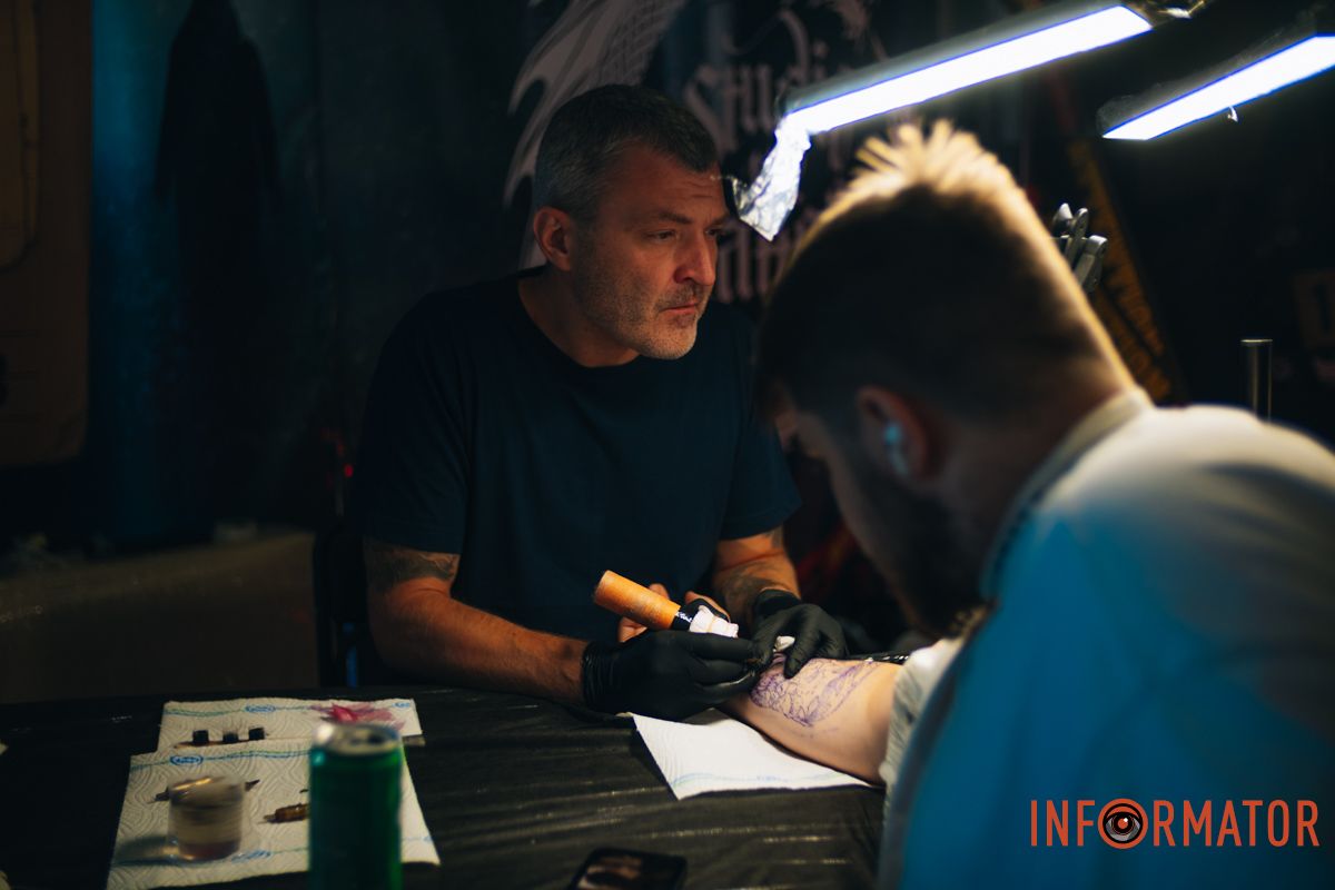 Реквизиты были в разрушенной многоэтажке: в Днепре мастер из Николаева принимает участие в фестивале Tattoo Convention 40