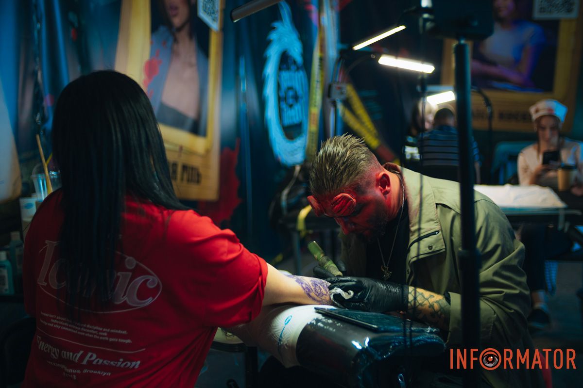 Реквизиты были в разрушенной многоэтажке: в Днепре мастер из Николаева принимает участие в фестивале Tattoo Convention 39