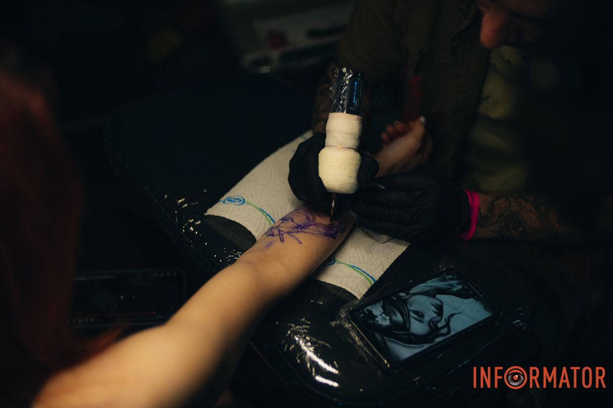 Реквизиты были в разрушенной многоэтажке: в Днепре мастер из Николаева принимает участие в фестивале Tattoo Convention 38