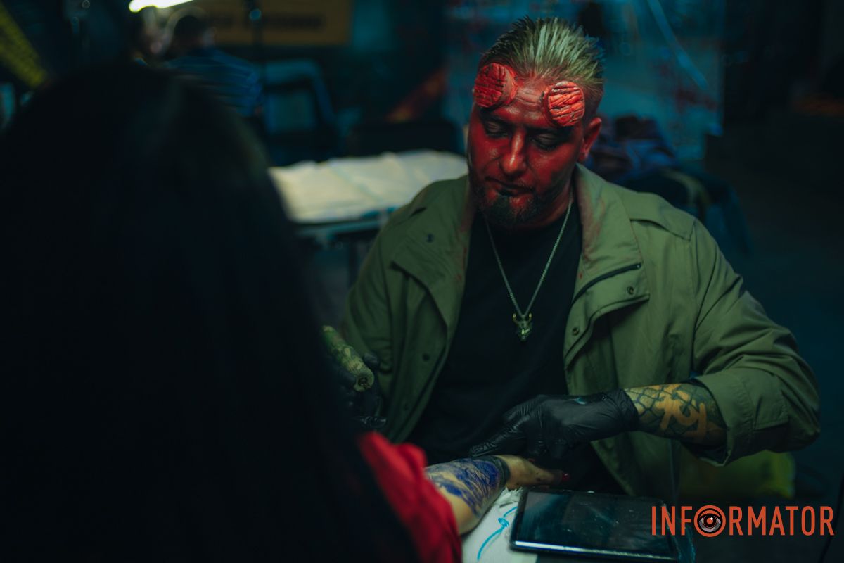 Реквизиты были в разрушенной многоэтажке: в Днепре мастер из Николаева принимает участие в фестивале Tattoo Convention 37