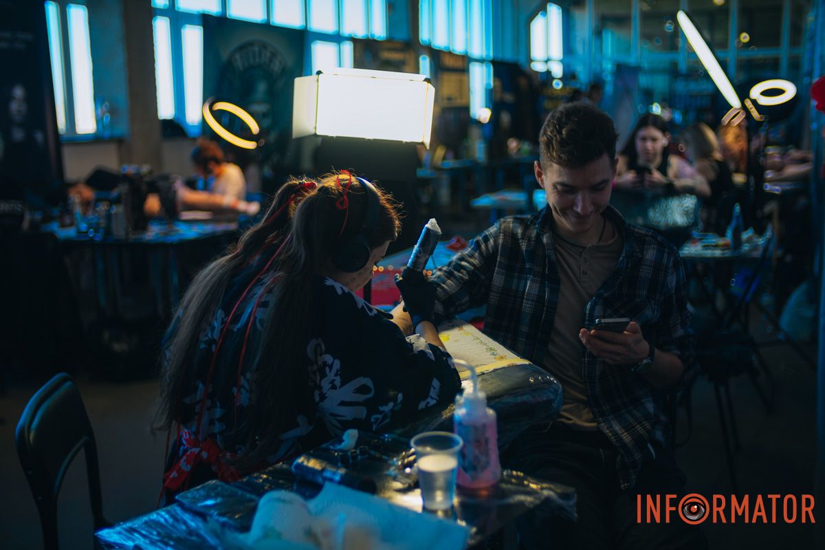 Реквизиты были в разрушенной многоэтажке: в Днепре мастер из Николаева принимает участие в фестивале Tattoo Convention 35