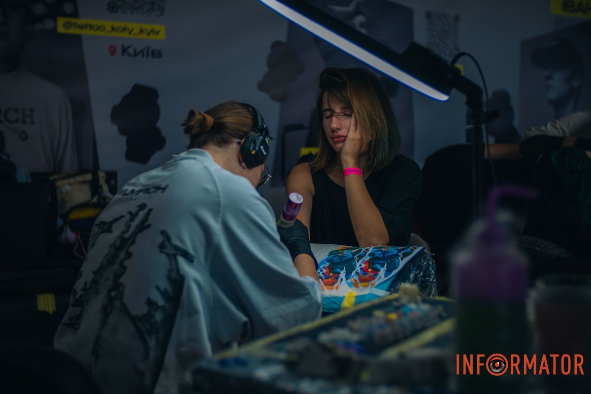 Реквизиты были в разрушенной многоэтажке: в Днепре мастер из Николаева принимает участие в фестивале Tattoo Convention 36