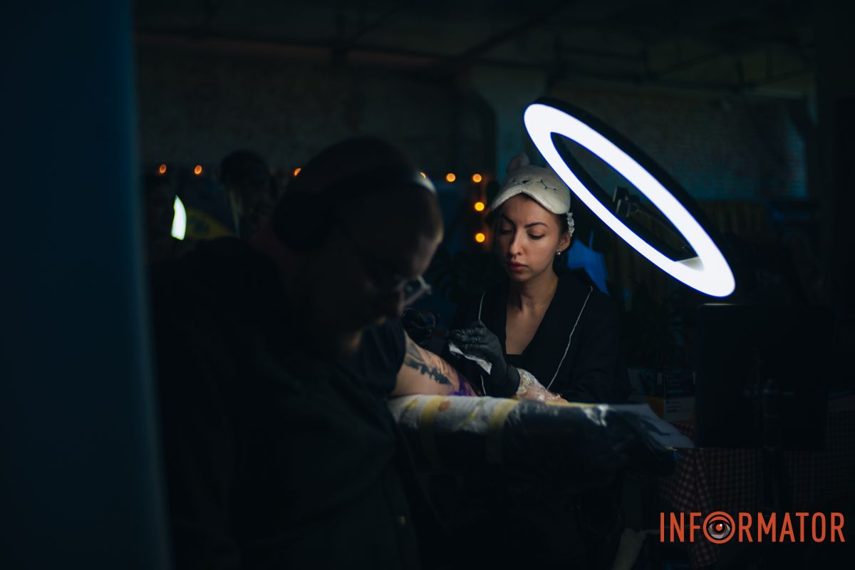 Реквизиты были в разрушенной многоэтажке: в Днепре мастер из Николаева принимает участие в фестивале Tattoo Convention 30