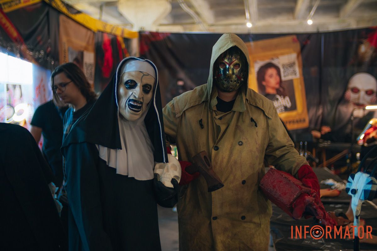 Реквизиты были в разрушенной многоэтажке: в Днепре мастер из Николаева принимает участие в фестивале Tattoo Convention 33