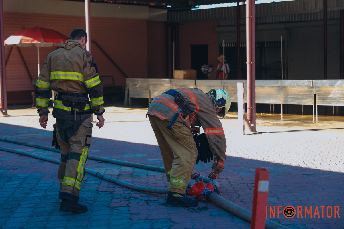 У Дніпрі згоріли торгові точки на "Озерці" 12