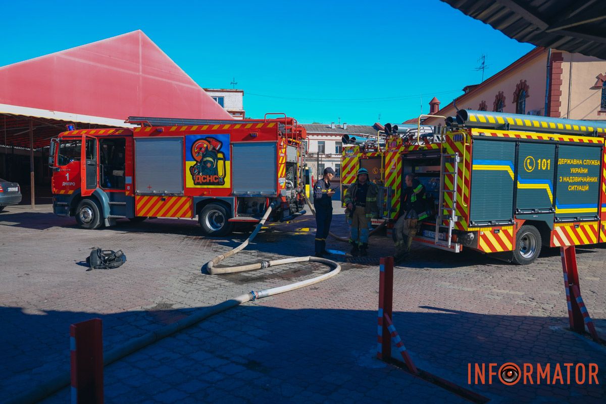 У Дніпрі згоріли торгові точки на "Озерці" 11