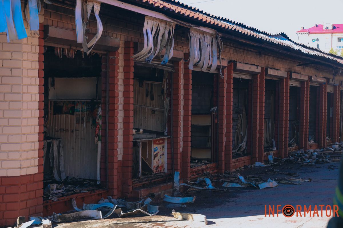 У Дніпрі згоріли торгові точки на "Озерці" 10