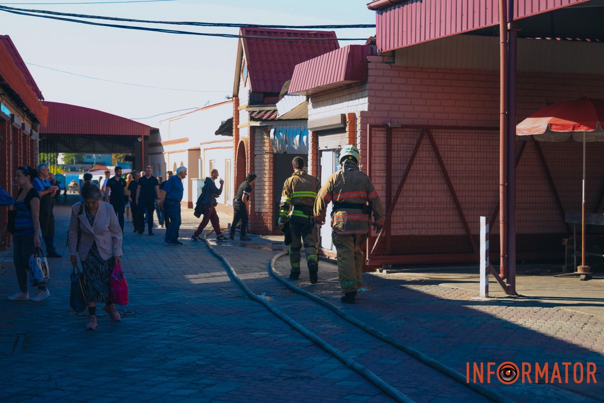 У Дніпрі згоріли торгові точки на "Озерці" 13