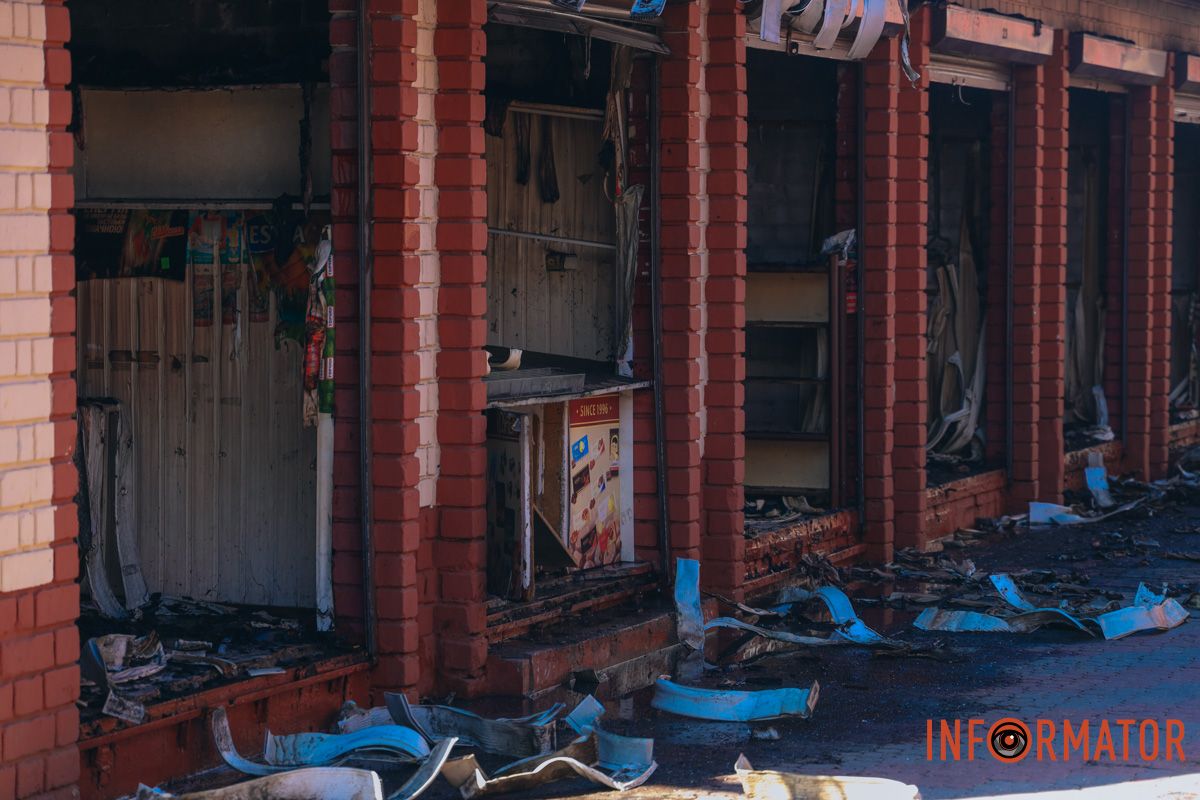 У Дніпрі згоріли торгові точки на "Озерці" 14