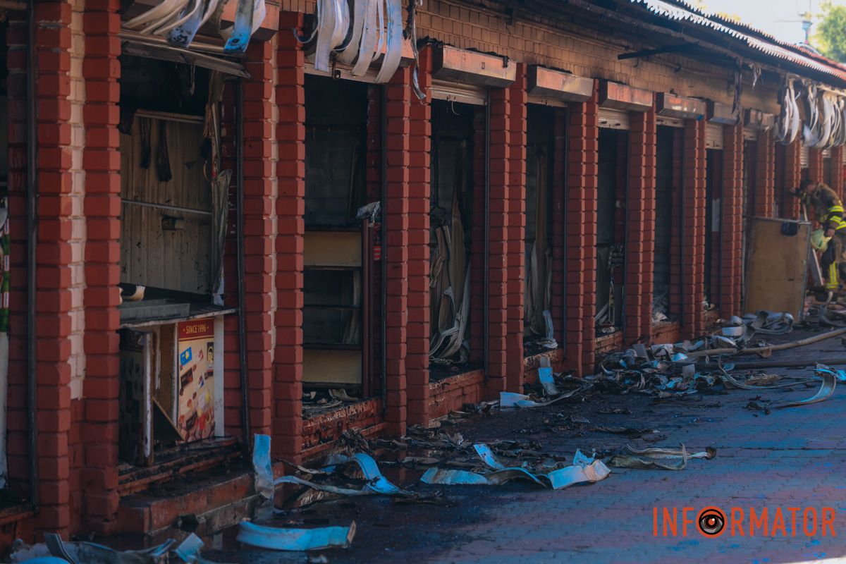 У Дніпрі згоріли торгові точки на "Озерці" 7