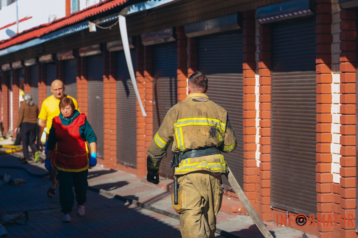 У Дніпрі згоріли торгові точки на "Озерці" 9