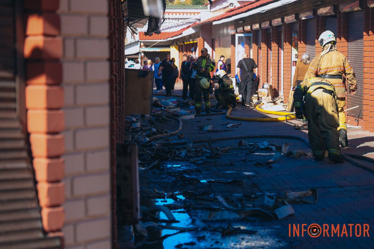 У Дніпрі згоріли торгові точки на "Озерці" 3