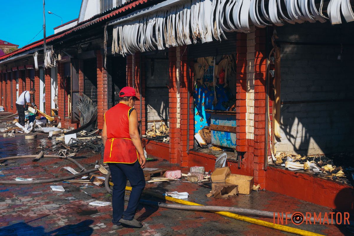 У Дніпрі згоріли торгові точки на "Озерці" 8