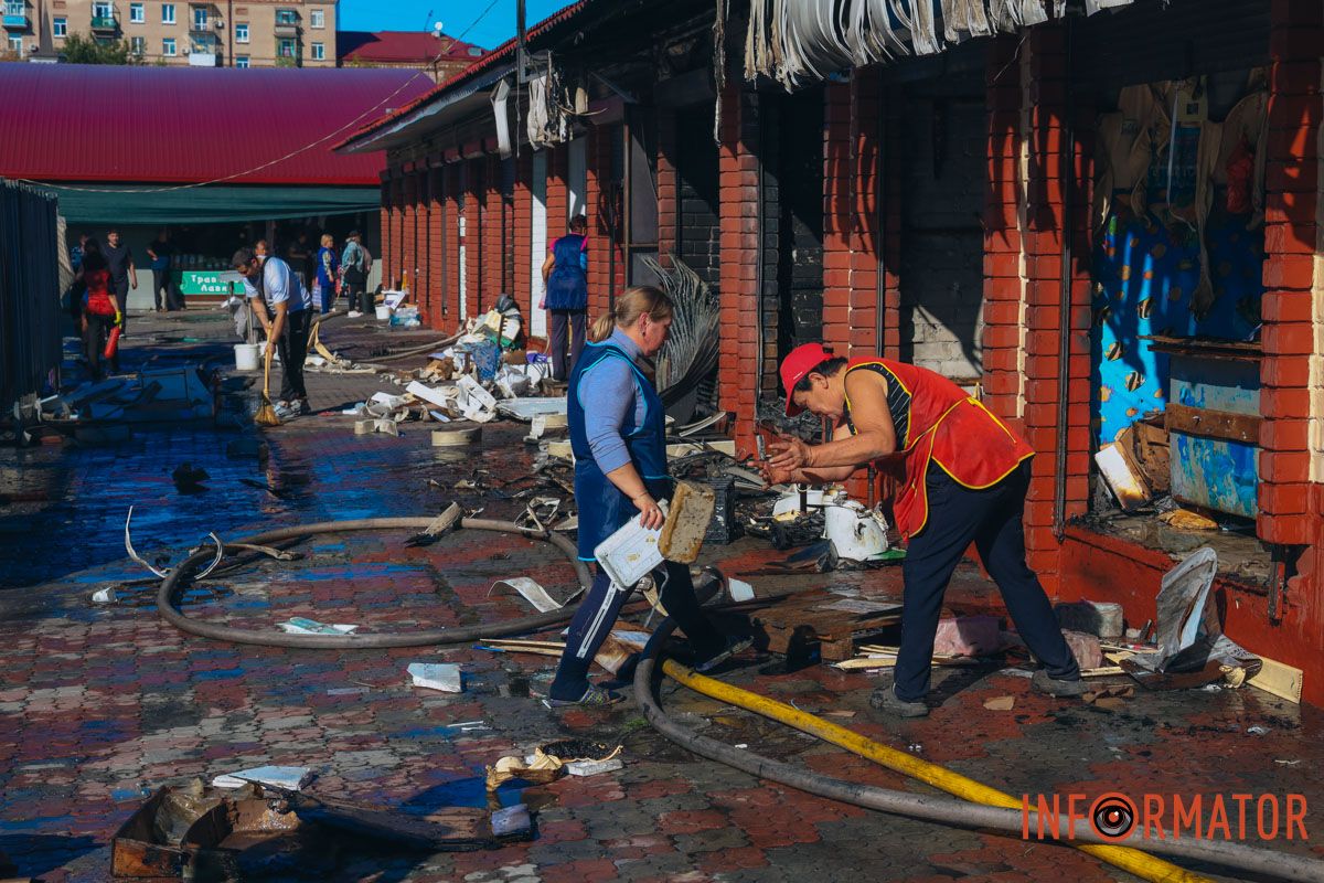 У Дніпрі згоріли торгові точки на "Озерці" 5