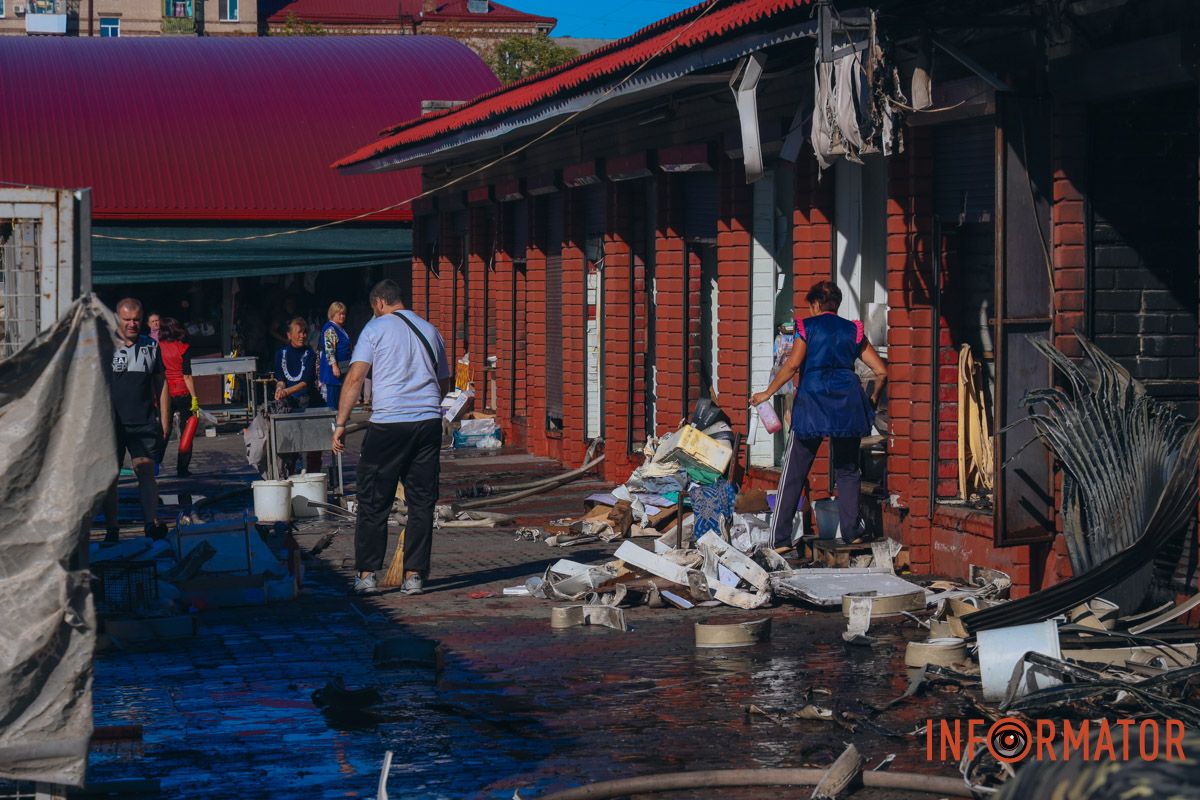 У Дніпрі згоріли торгові точки на "Озерці" 4