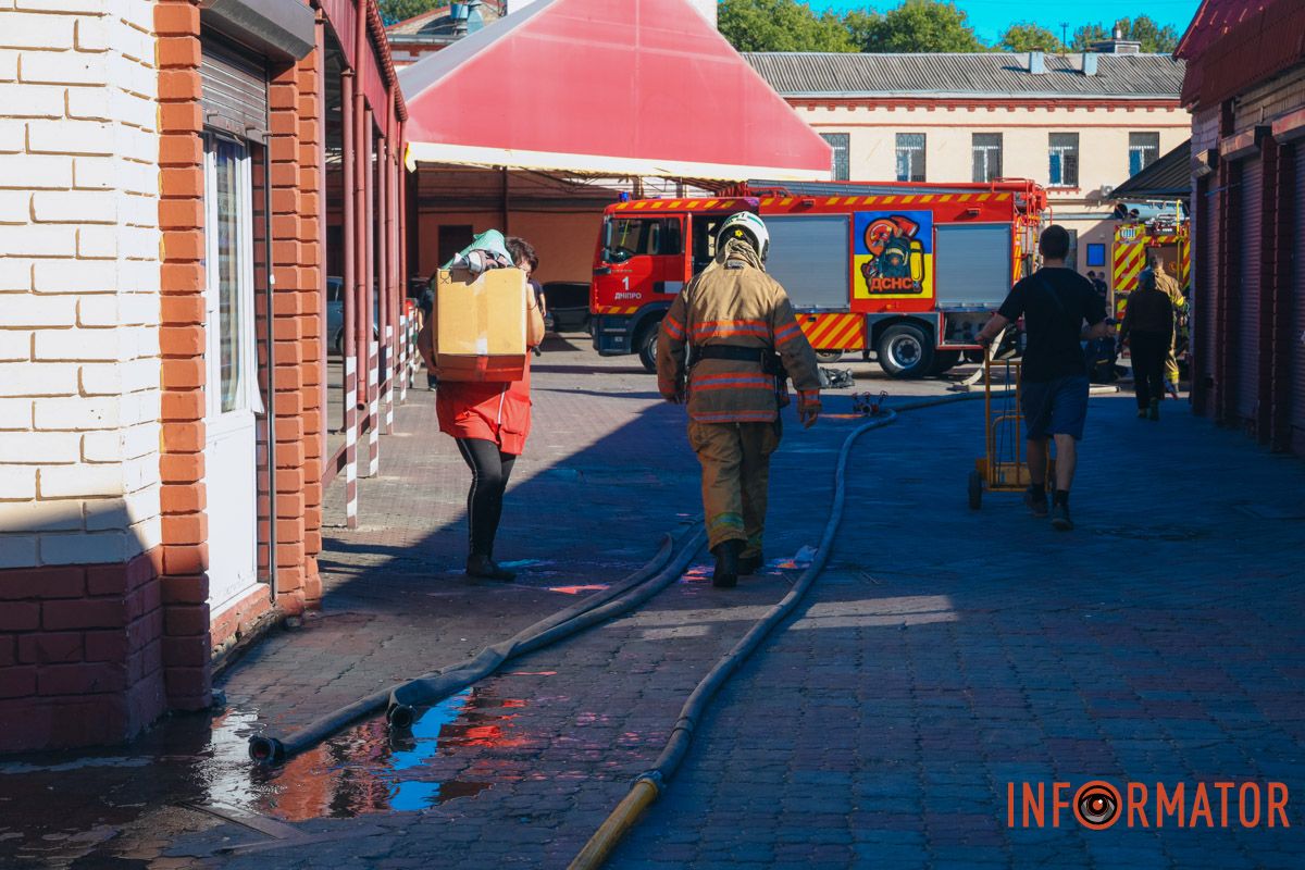 У Дніпрі згоріли торгові точки на "Озерці" 2