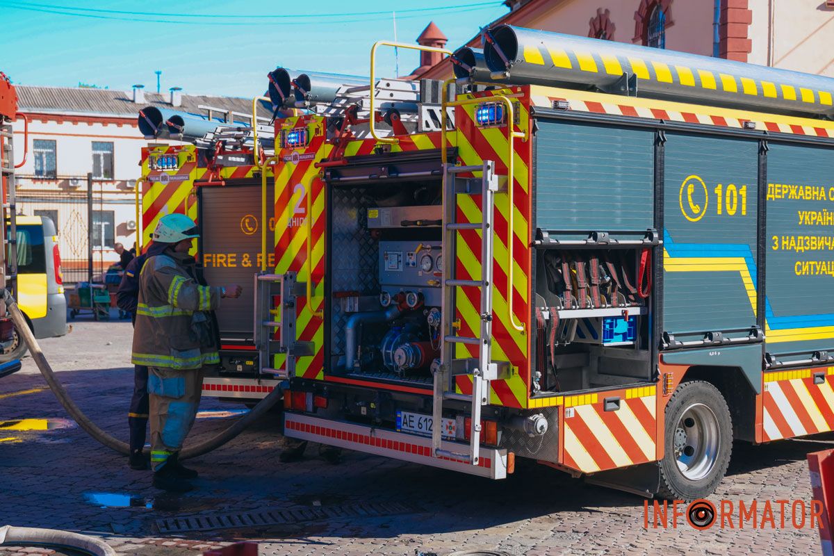 У Дніпрі згоріли торгові точки на "Озерці" 1