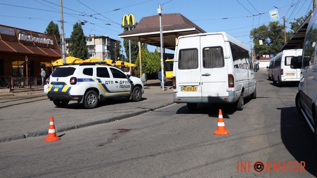 У Дніпрі на Старомостовій площі, біля McDonald's, маршрутка №48 наїхала на людину