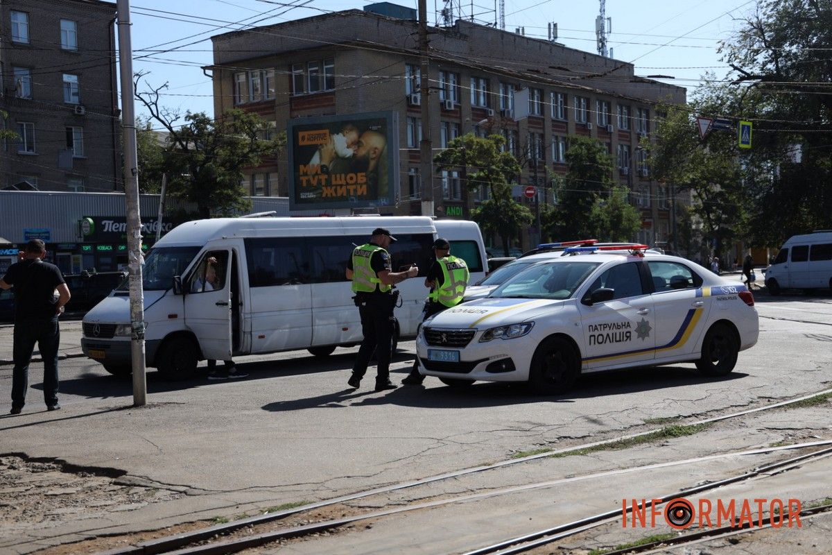 У Дніпрі на Старомостовій площі, біля McDonald's, маршрутка №48 наїхала на людину 2