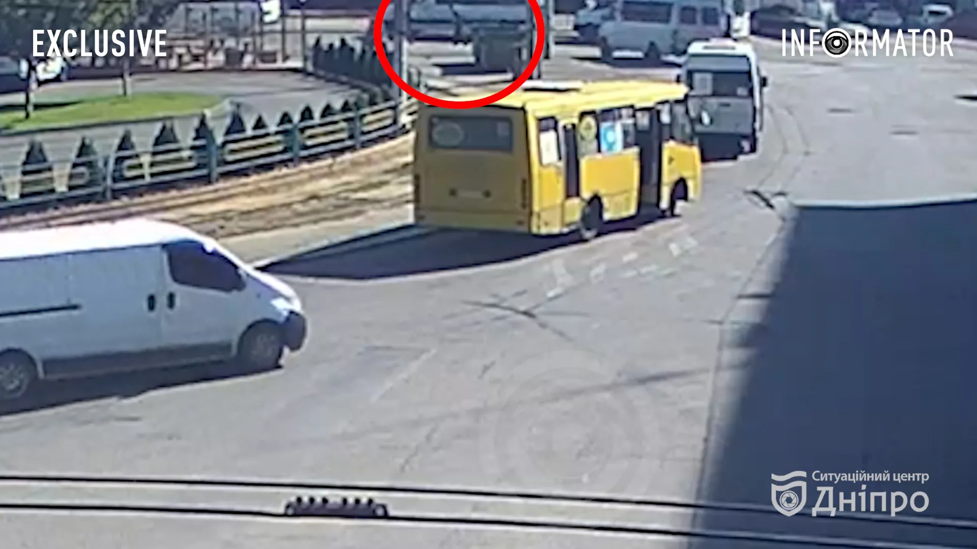 Відео моменту: у Дніпрі на Старомостовій площі, біля McDonald's, чоловік опинився під колесами буса