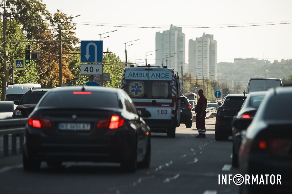 Подробности инцидента устанавливают правоохранители На Набережной победы в Днепре произошло ДТП: на месте работают "скорая" и полиция 5