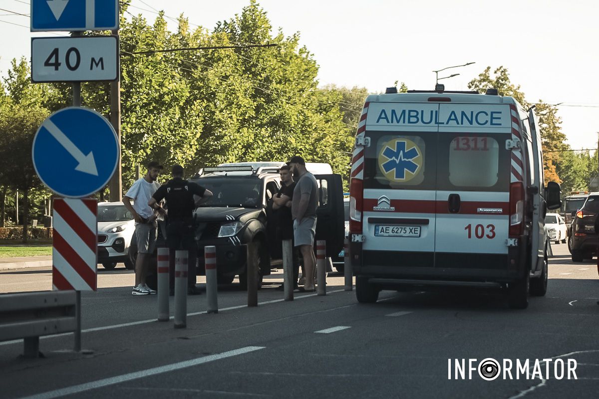 Информации о состоянии пострадавшего пока нет На Набережной победы в Днепре произошло ДТП: на месте работают "скорая" и полиция 7