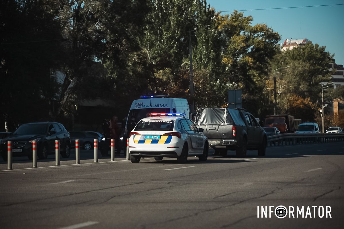 По состоянию на 15.30 на месте работают полицейские и медики. На Набережной победы в Днепре произошло ДТП: на месте работают "скорая" и полиция 4