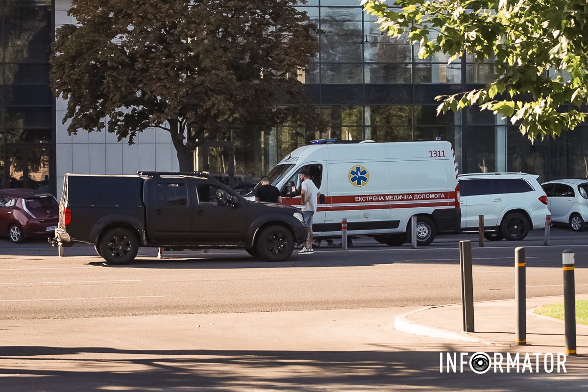 Движение на этом участке не затруднено На Набережной победы в Днепре произошло ДТП: на месте работают "скорая" и полиция 8