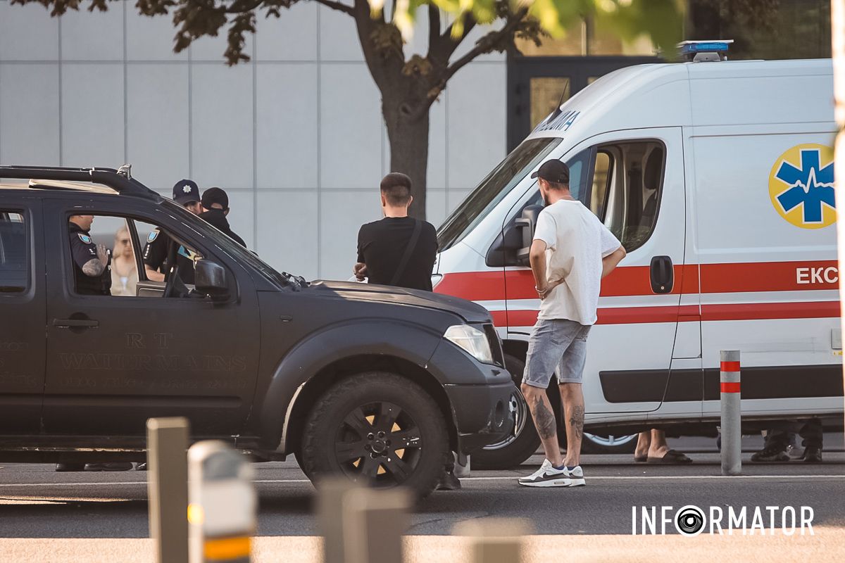 Напротив ресторана «Хутор» На Набережной победы в Днепре произошло ДТП: на месте работают "скорая" и полиция 3