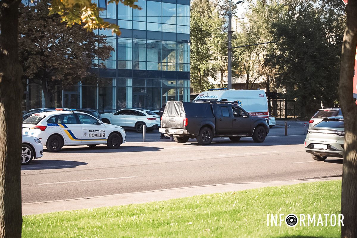 Рядом нет пешеходных переходов На Набережной победы в Днепре произошло ДТП: на месте работают "скорая" и полиция 6