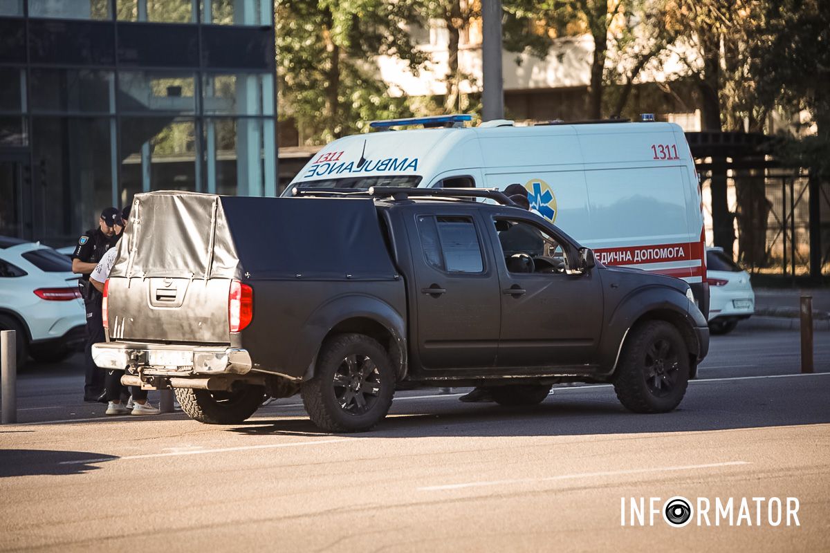 Заняты левые полосы по Набережной Победы в обоих направлениях На Набережной победы в Днепре произошло ДТП: на месте работают "скорая" и полиция 9