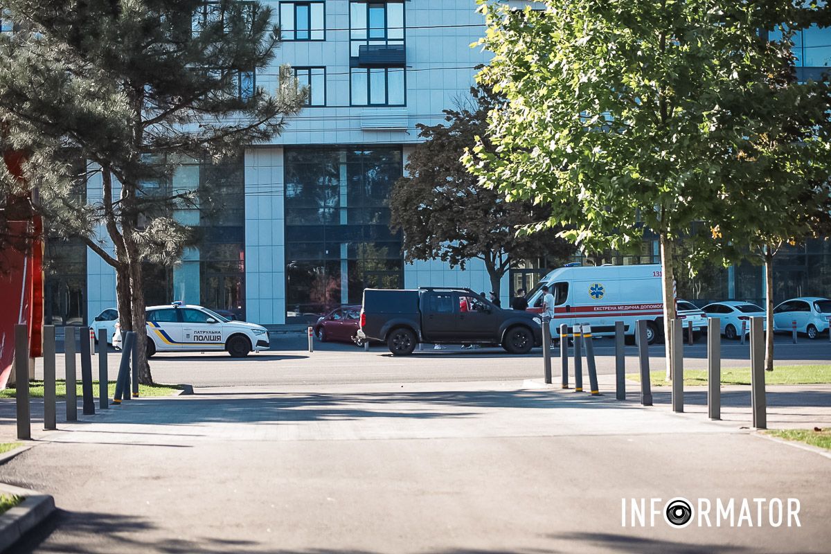 Человек попал под колеса внедорожника На Набережной победы в Днепре произошло ДТП: на месте работают "скорая" и полиция 2