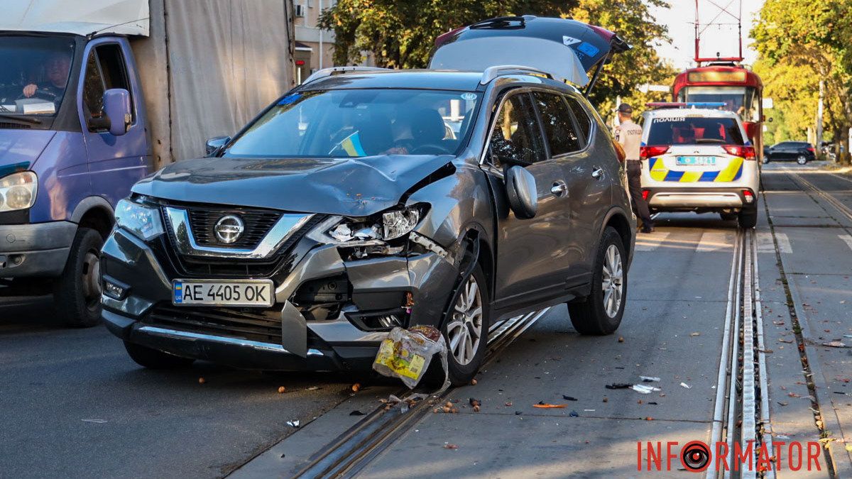 У Дніпрі на Михайла Грушевського поблизу пішохідного переходу Nissan збив жінку: постраждала в лікарні