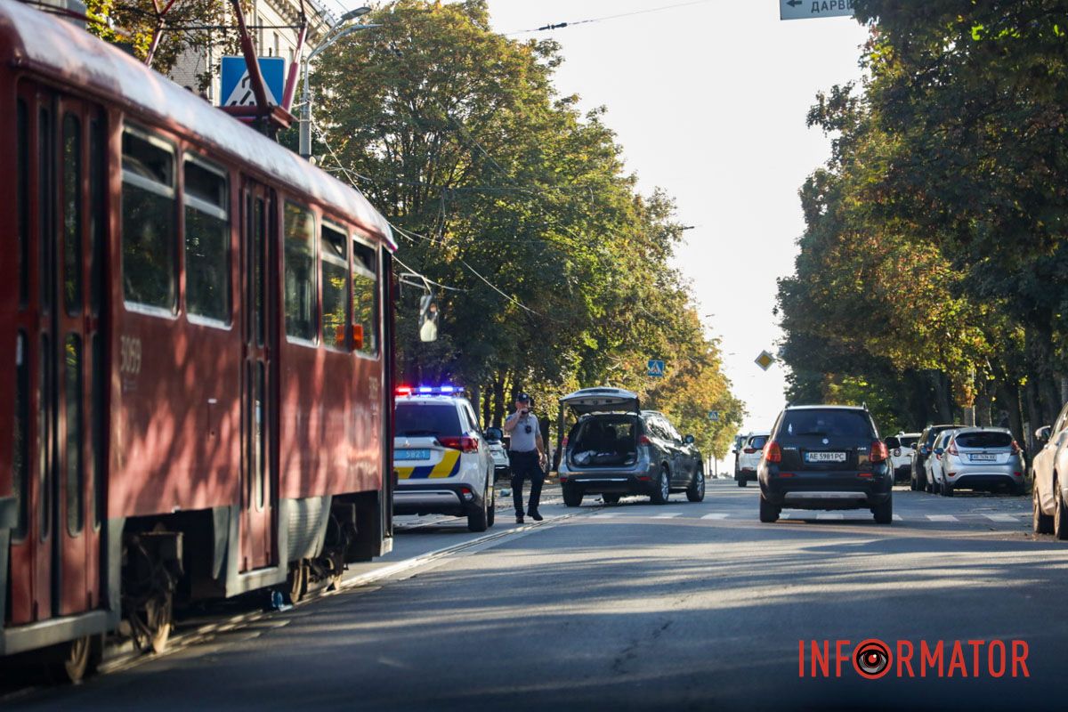Из-за ДТП трамваи №12 задерживаются в обоих направлениях В Днепре на Михаила Грушевского вблизи пешеходного перехода Nissan сбил женщину: пострадала в больнице 6