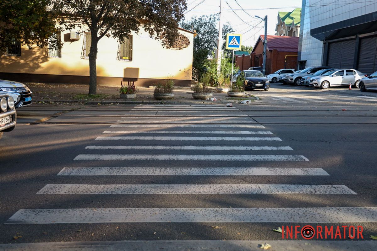 Рух на дорозі не ускладнений У Дніпрі на Михайла Грушевського поблизу пішохідного переходу Nissan збив жінку: постраждала в лікарні 11
