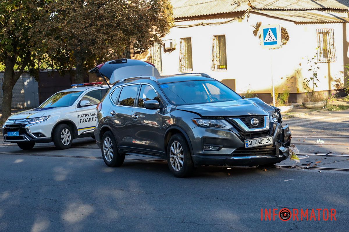 ДТП на перекрестке улиц Михаила Грушевского и Яна Ходоровского В Днепре на Михаила Грушевского вблизи пешеходного перехода Nissan сбил женщину: пострадала в больнице 1