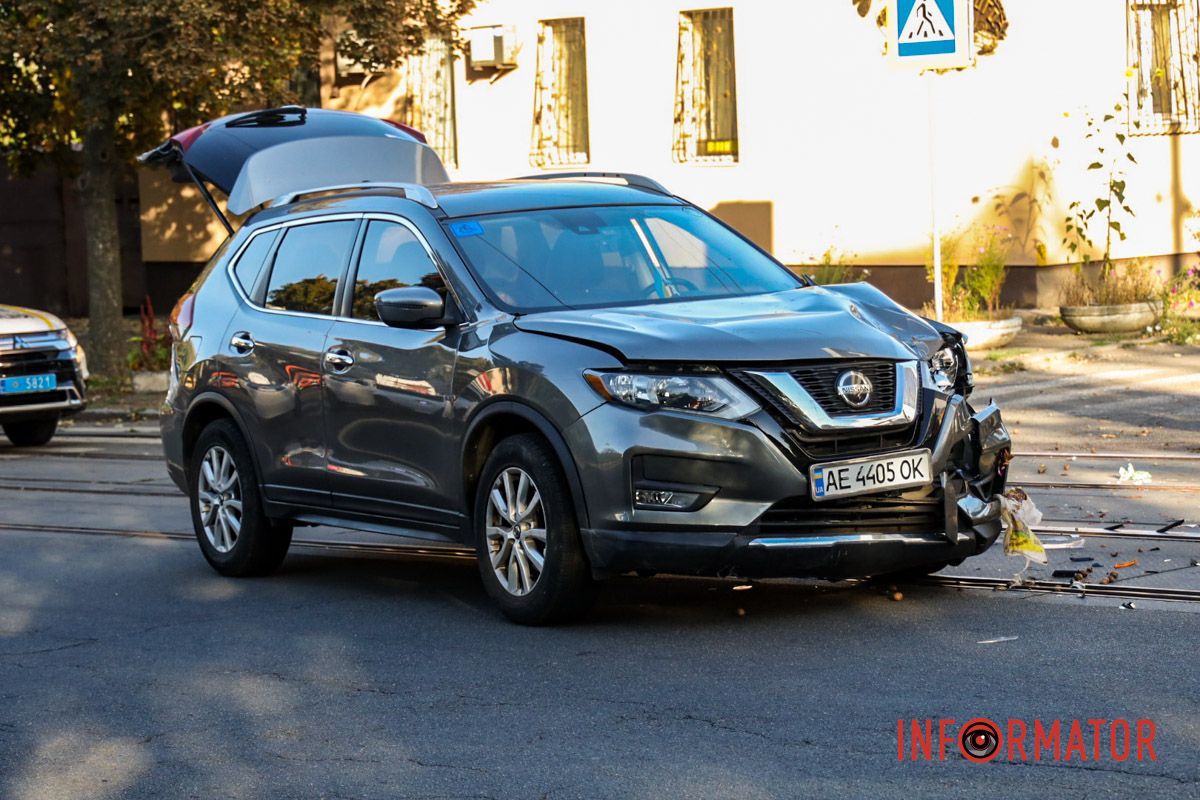 Пока неизвестно, шла ли женщина по переходу или нет В Днепре на Михаила Грушевского вблизи пешеходного перехода Nissan сбил женщину: пострадала в больнице 9