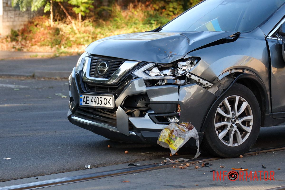 issan ехал со стороны проспекта Дмитрия Яворницкого по Михаилу Грушевскому В Днепре на Михаила Грушевского вблизи пешеходного перехода Nissan сбил женщину: пострадала в больнице 7