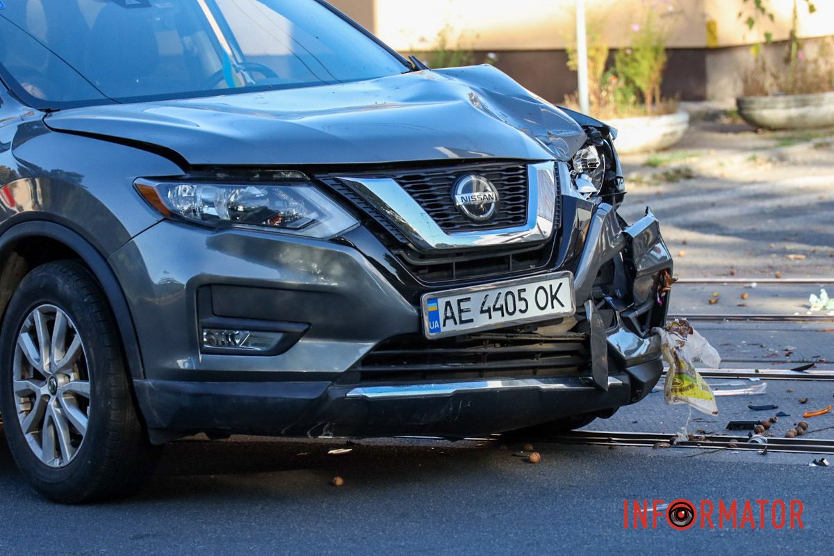 По состоянию на 17:00, на месте происшествия работают правоохранители В Днепре на Михаила Грушевского вблизи пешеходного перехода Nissan сбил женщину: пострадала в больнице 5