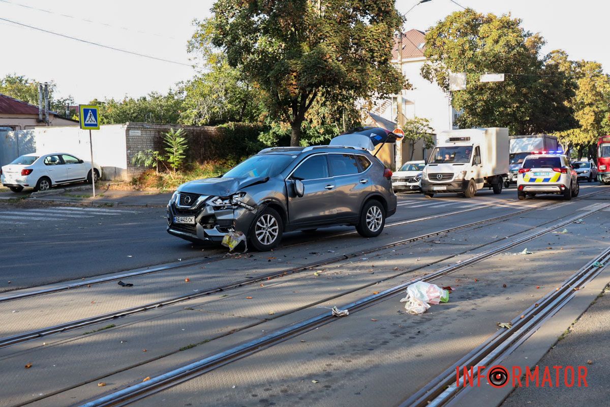 Вблизи пешеходного перехода В Днепре на Михаила Грушевского вблизи пешеходного перехода Nissan сбил женщину: пострадала в больнице 4
