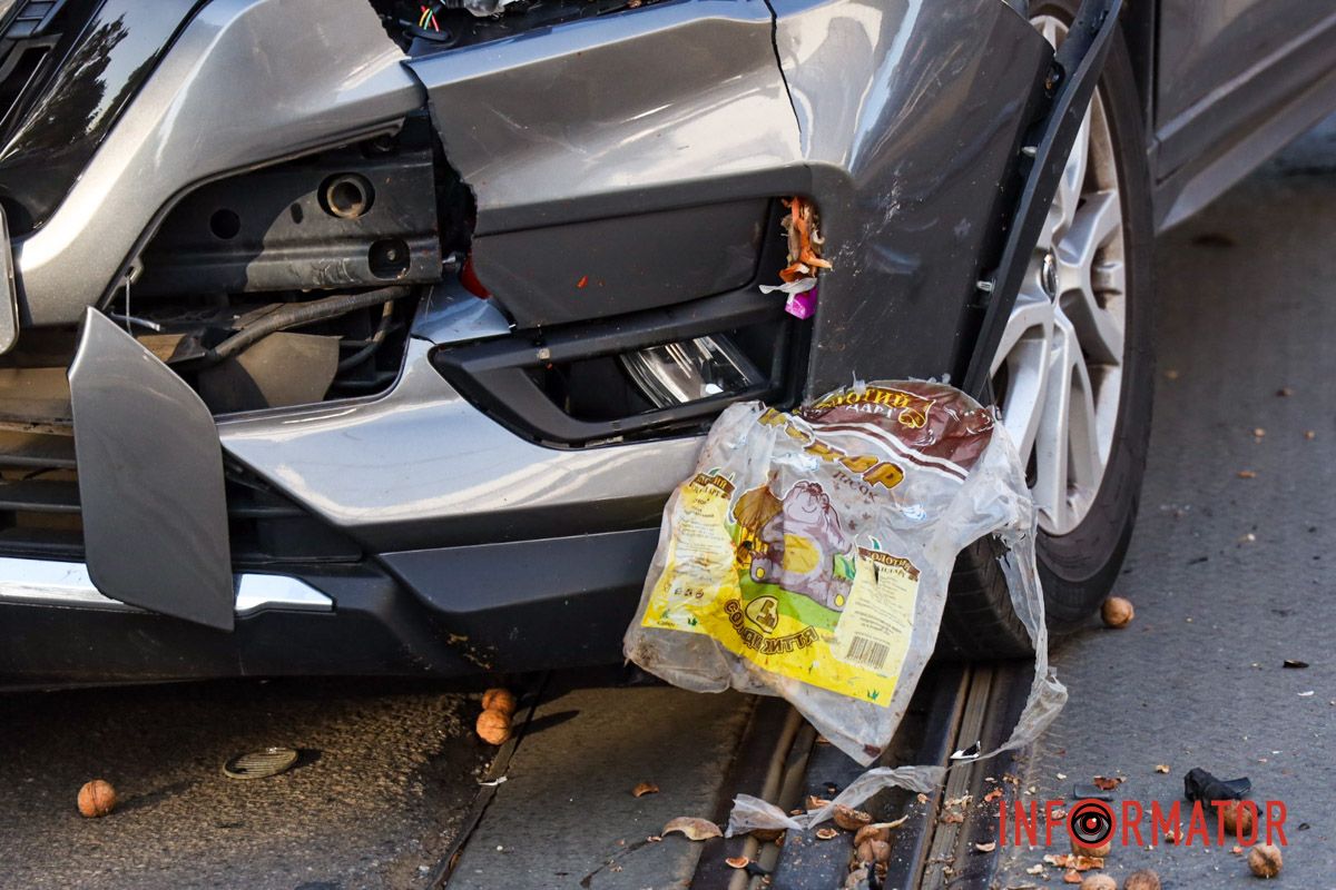 Обстоятельства аварии устанавливает следователь по ДТП У Дніпрі на Михайла Грушевського поблизу пішохідного переходу Nissan збив жінку: постраждала в лікарні 10