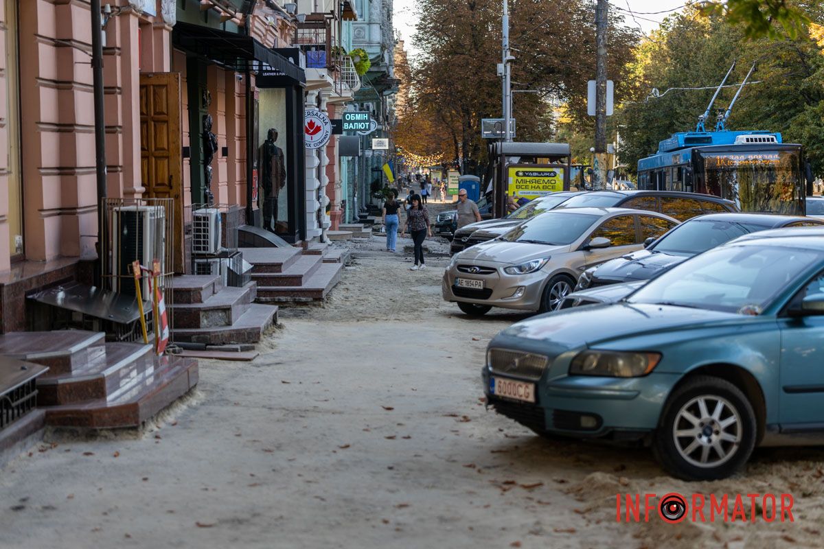 Разрыт центр и песчаные тропы: в Днепре на проспекте Яворницкого начали новый участок создания маршрута безбарьерности.