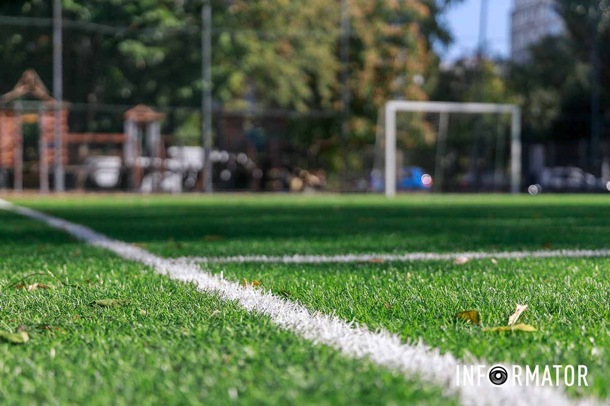 Новый искусственный газон неизвестного качества В Днепре в сквере Янгеля за 3 миллиона обновили футбольное поле: как оно выглядит после ремонта 4